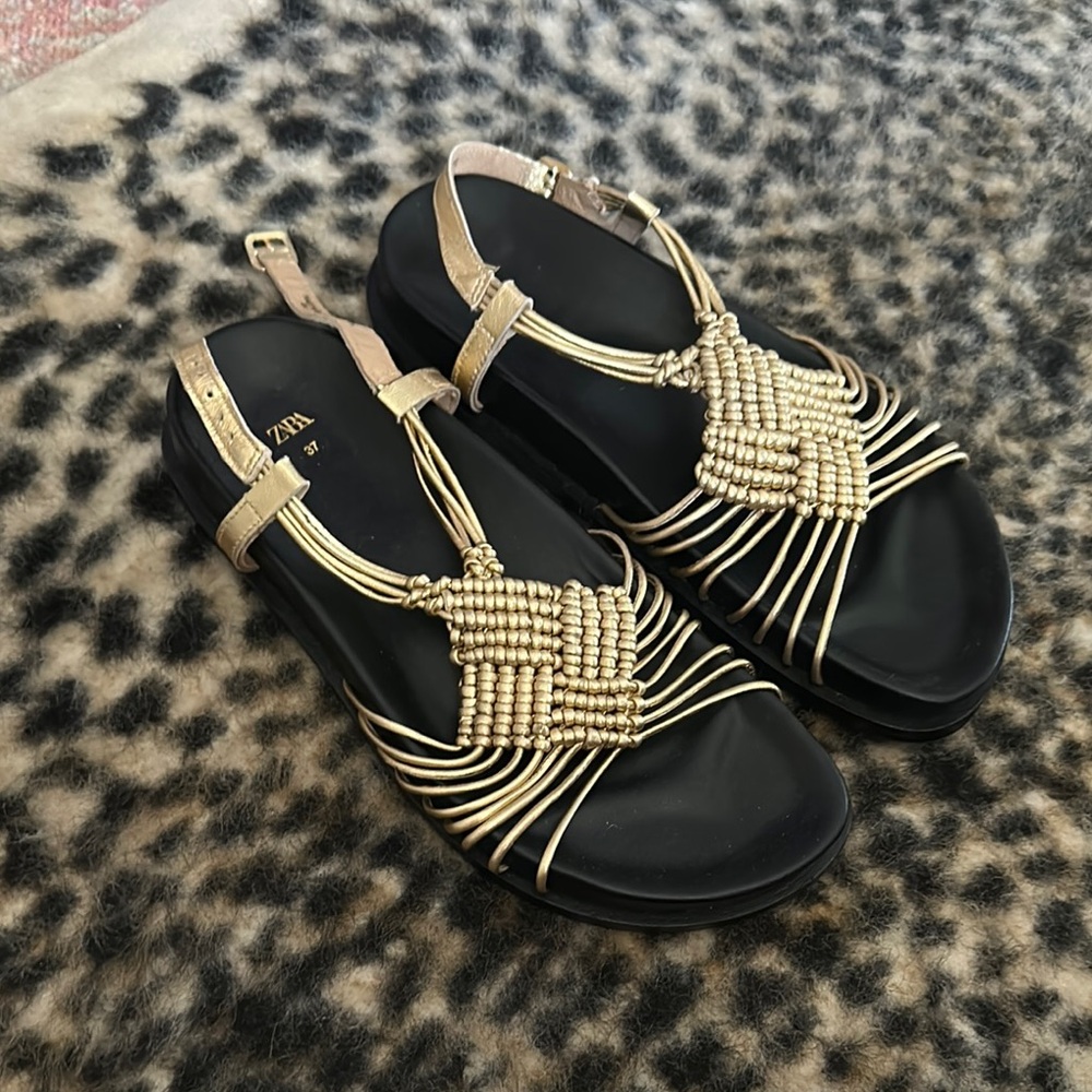 Zara Women's Black and Gold Sandals